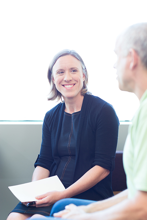博彩网站 Social Worker Caroline Macuiba consulting with a patient