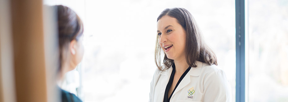 Dr. Elizabeth Shih, 博彩网站 Family Medicine care provider, speaks with a patient