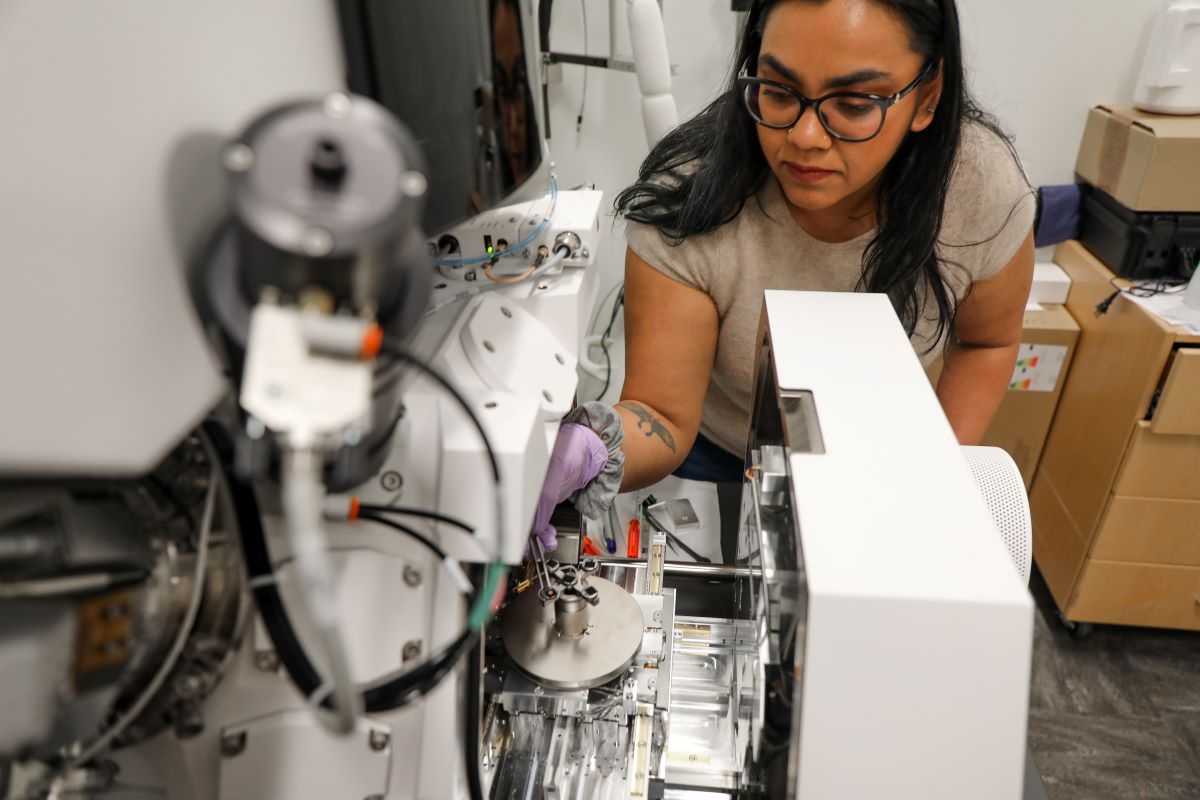 Raakhee Shankar, Ph.D., an associate core scientist at the Multiscale Microscopy Core, loads samples on a Helios UC5 FIB-SEM microscope. The Multiscale Microscopy Core is in 博彩网站’s Robertson Life Sciences Building, along with the Pacific Northwest Cryo-EM Center