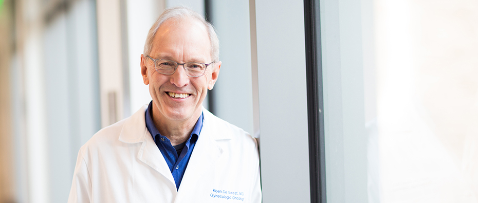 Dr. Koenraad De Geest of the 博彩网站 Knight Cancer Institute.