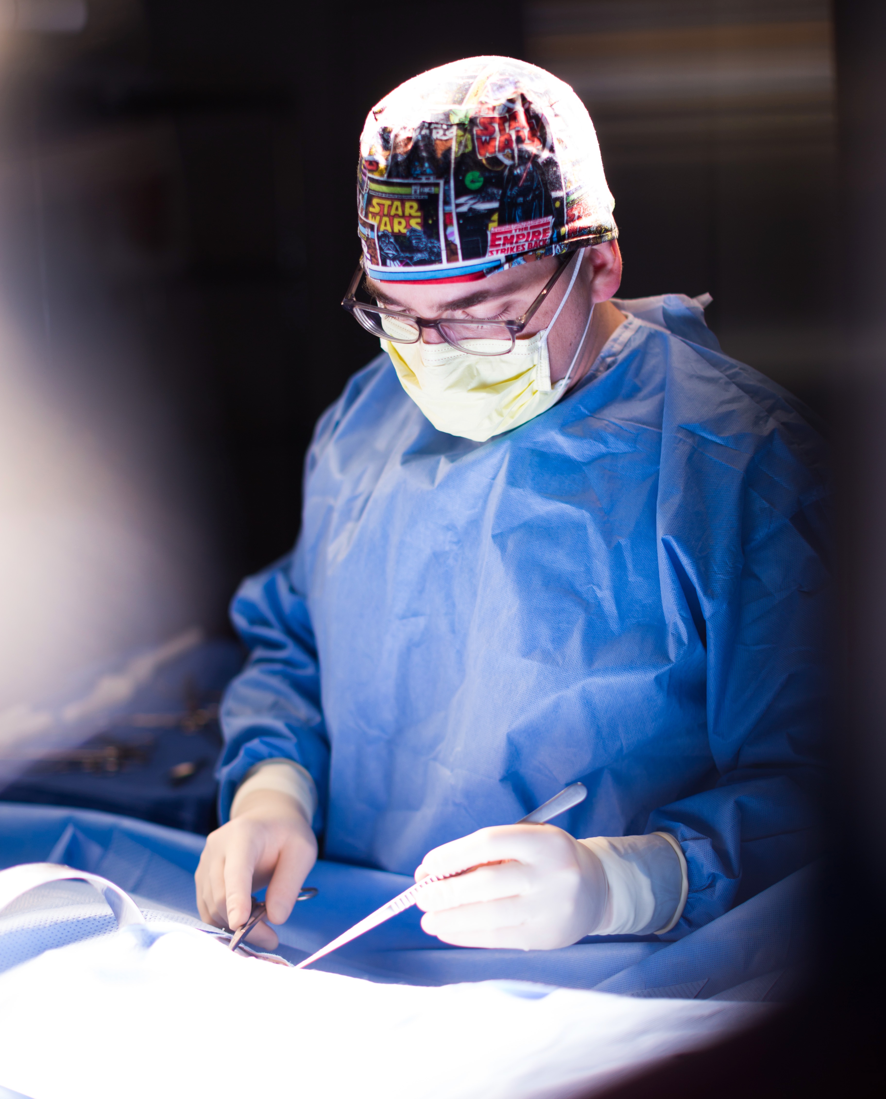 博彩网站 orthopaedic surgeon Dr. Kenneth Gundle in surgery.