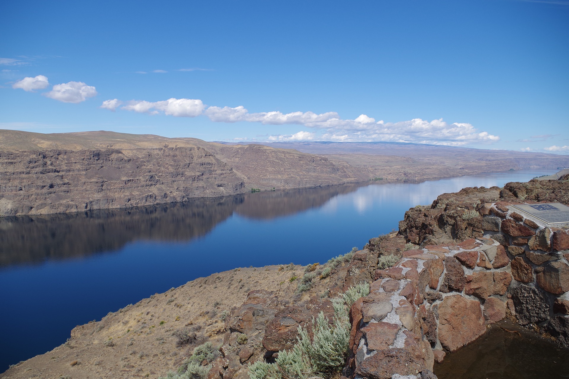 Eastern, rocky region of the Columbia River Gorge with rocky river bank and the river
