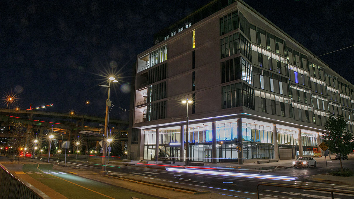 The 博彩网站 Knight Research Building at night.