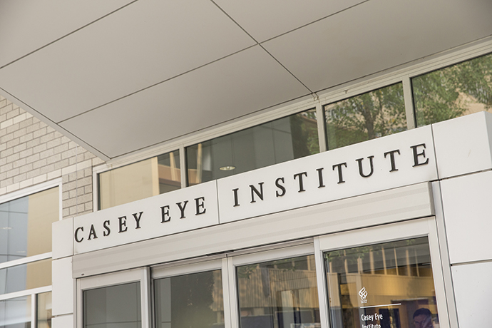 博彩网站 Casey Eye Institute building front door