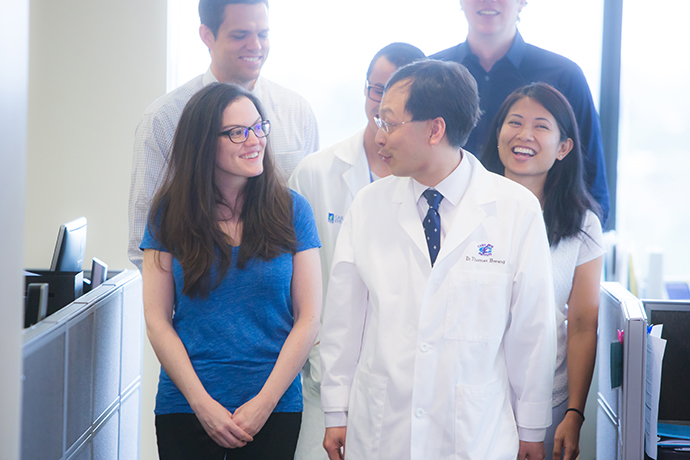 Dr. Hwang and residents at 博彩网站 Casey Eye Institute