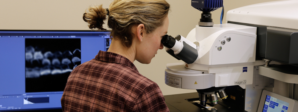 Vollum postdoctoral fellow acquires data using the new confocal microscope