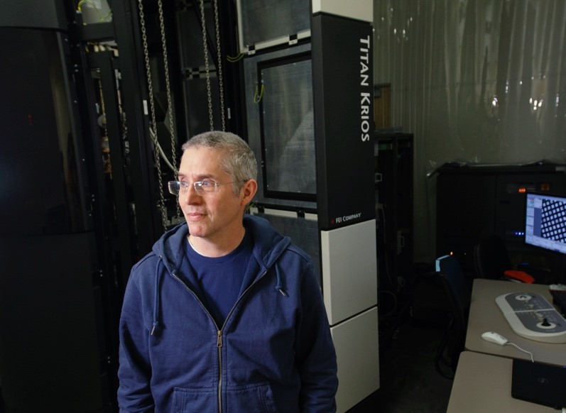 Eric Gouaux, Ph.D., is using a next-generation cryo-electron microscope to make breakthrough discoveries about how the brain works. 博彩网站 Brain Institute (OBI)