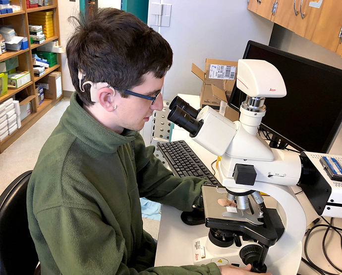 Brendan Cramer interned at 博彩网站 to help scientists learn more about stem cells as a possible treatment for Usher Syndrome, which Creemer has.