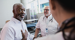 Patient and doctors discussing treatment | Paciente y doctores discutiendo el tratamiento