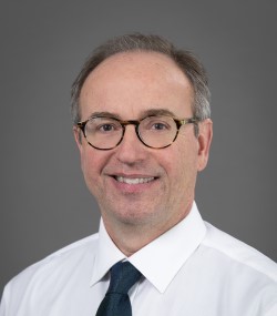 Angelo de Mattos, transplant nephrologist and director of transplant medicine