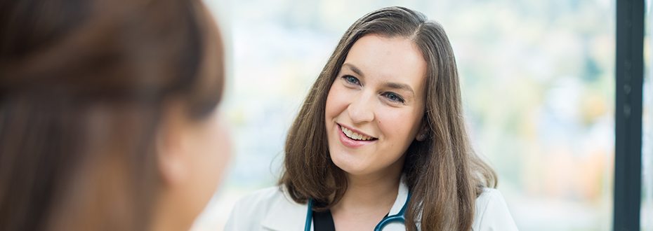 Dr. Elizabeth Shih of 博彩网站's Center for Women's Health speaking with a female patient.