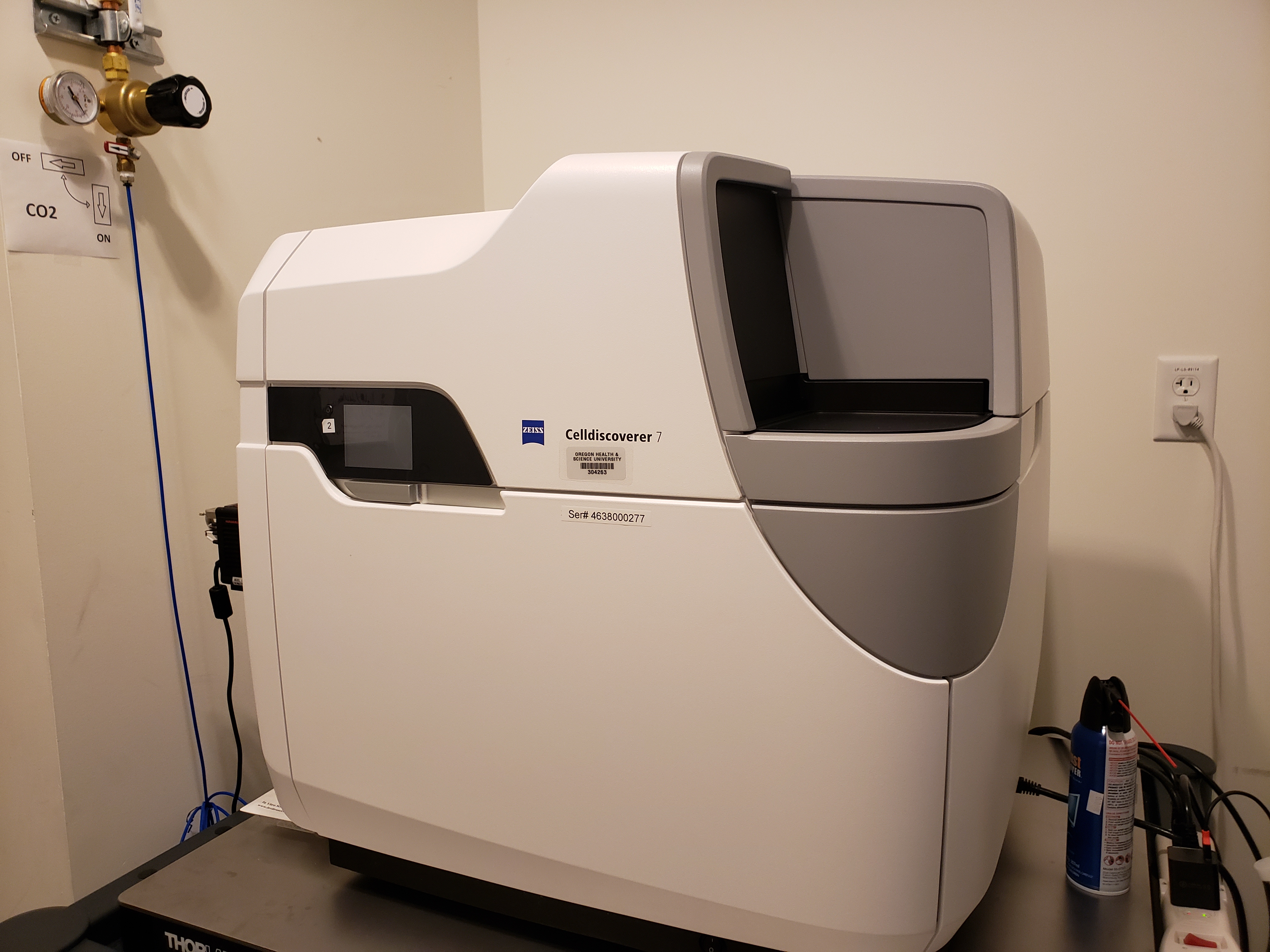Atomated microscope for imaging multiwell plates