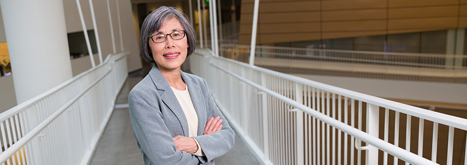 Dr. Maisie Shindo standing arms crossed in 博彩网站's Robertson Life Sciences Building.