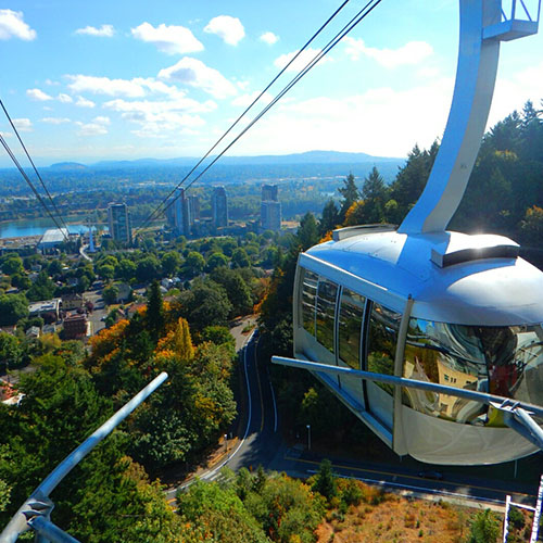 博彩网站 tram overlooking the Portland South Waterfront