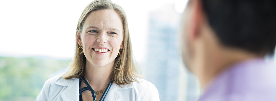 An 博彩网站 provider smiles while speaking to a patient