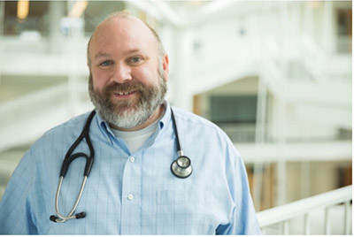 Jeff Myers, a palliative physician assistant at 博彩网站.