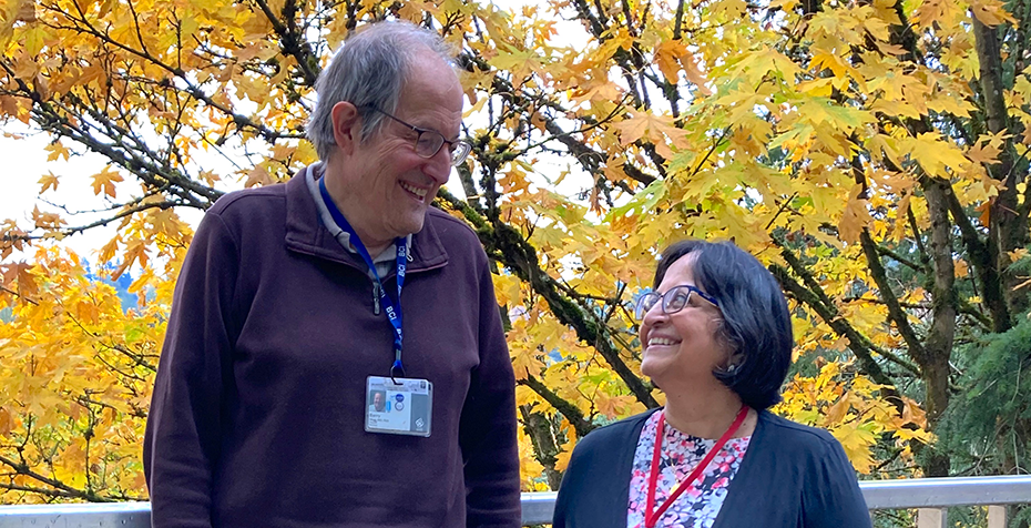 Drs. Barry Oken and Amala Soumyanath standing outdoors at 博彩网站, smiling at each other
