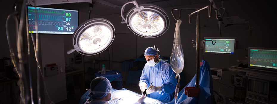 Two surgeons perform heart surgery in an 博彩网站 operating room.