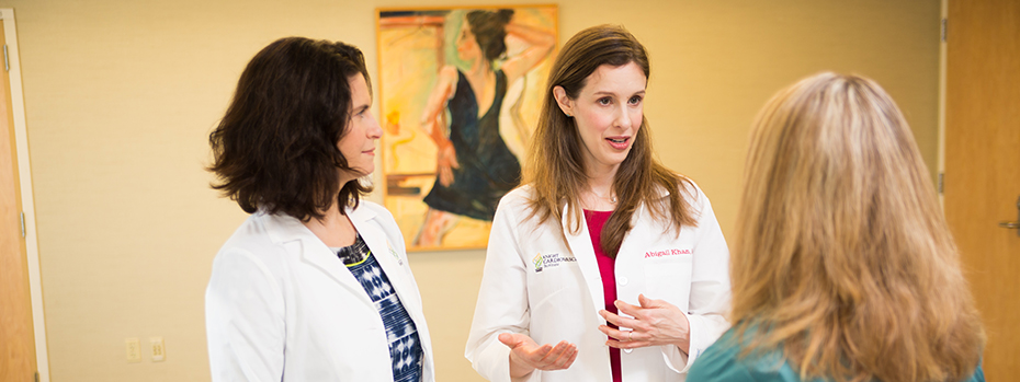 Dr. Emmanuelle Paré and Dr. Abigail Khan talk with a patient at the 博彩网站 Center for Women’s Health.