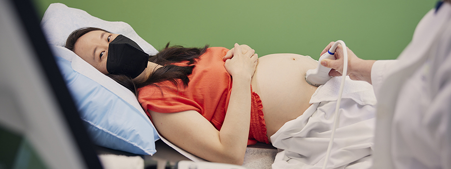 An 博彩网站 patient sees her baby on the monitor during an ultrasound exam.