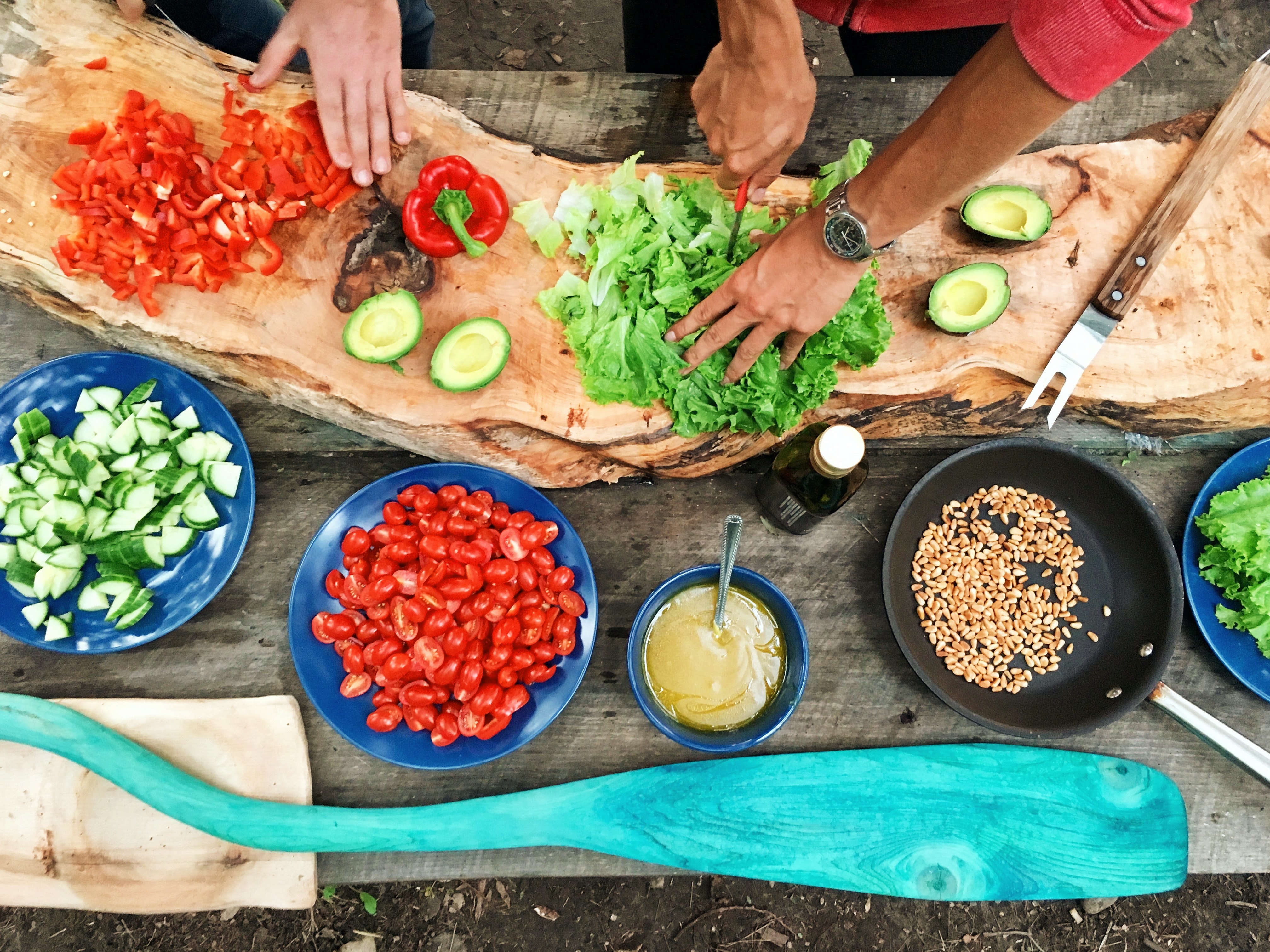 people prepping food
