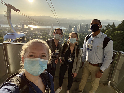 Residents getting ready to start their day at the top of the tram at 博彩网站's Marquam Hill campus.