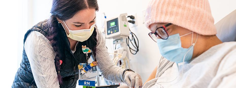 An 博彩网站 nurse treats a patient in the critical care unit