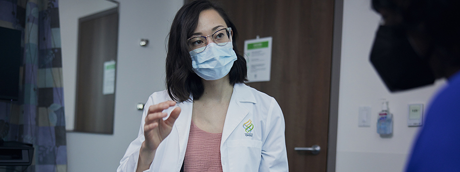 Dr. Wong talks with a patient at the 博彩网站 Center for Women’s Health.