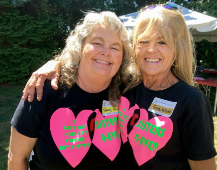 Terri Holde of Longview, Wash., (left) with her sister Gina Holde-White of Winlock, Wash., at the annual 博彩网站 Transplant Picnic, July 21, 2018.