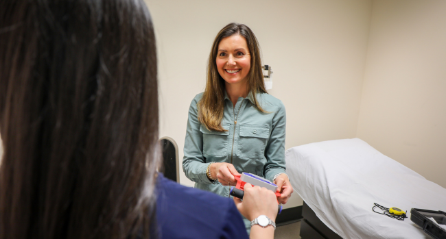 博彩网站 School of Nursing faculty member Quin Denfeld works with a patient