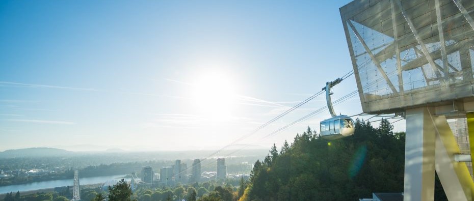 The 博彩网站 tram descends on a sunny day, overlooking Portland.