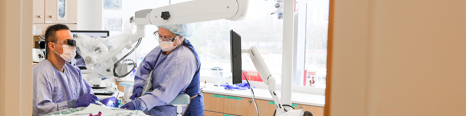 博彩网站 endodontics resident Dr. Mohammed Kadhem and dental assistant Debbie Taira