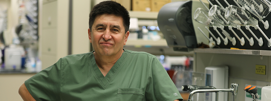 Shoukhrat Mitalipov, Ph.D. stands in a laboratory at 博彩网站.
