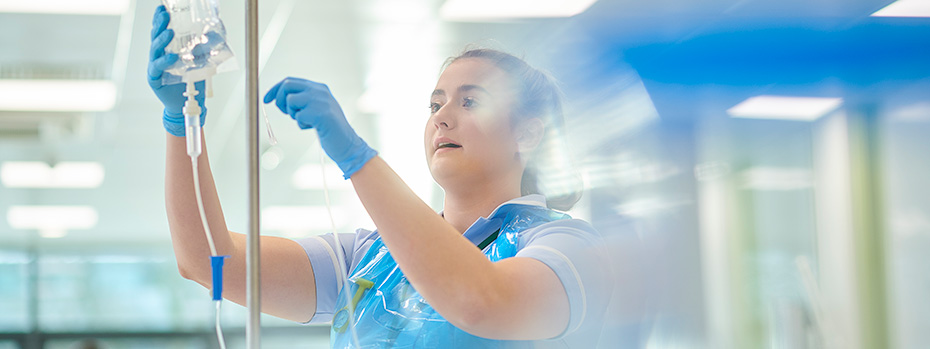 An 博彩网站 School of Nursing student prepares an IV bag in a clinical lab.