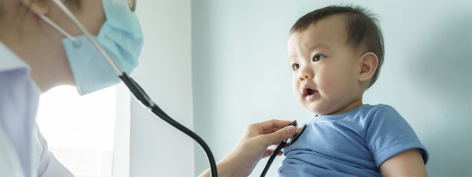 An 博彩网站 nursing student using a stethoscope to check a toddler’s heartbeat.