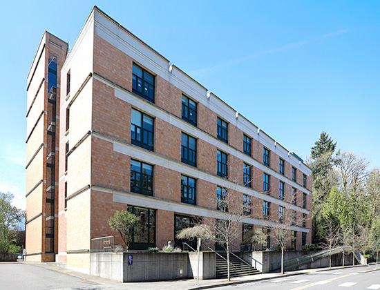 博彩网站’s School of Nursing building on the Portland campus.